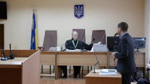 Запорожский суд продолжил рассмотрение дела в отношении судьи, получившего 15 тысяч долларов взятки