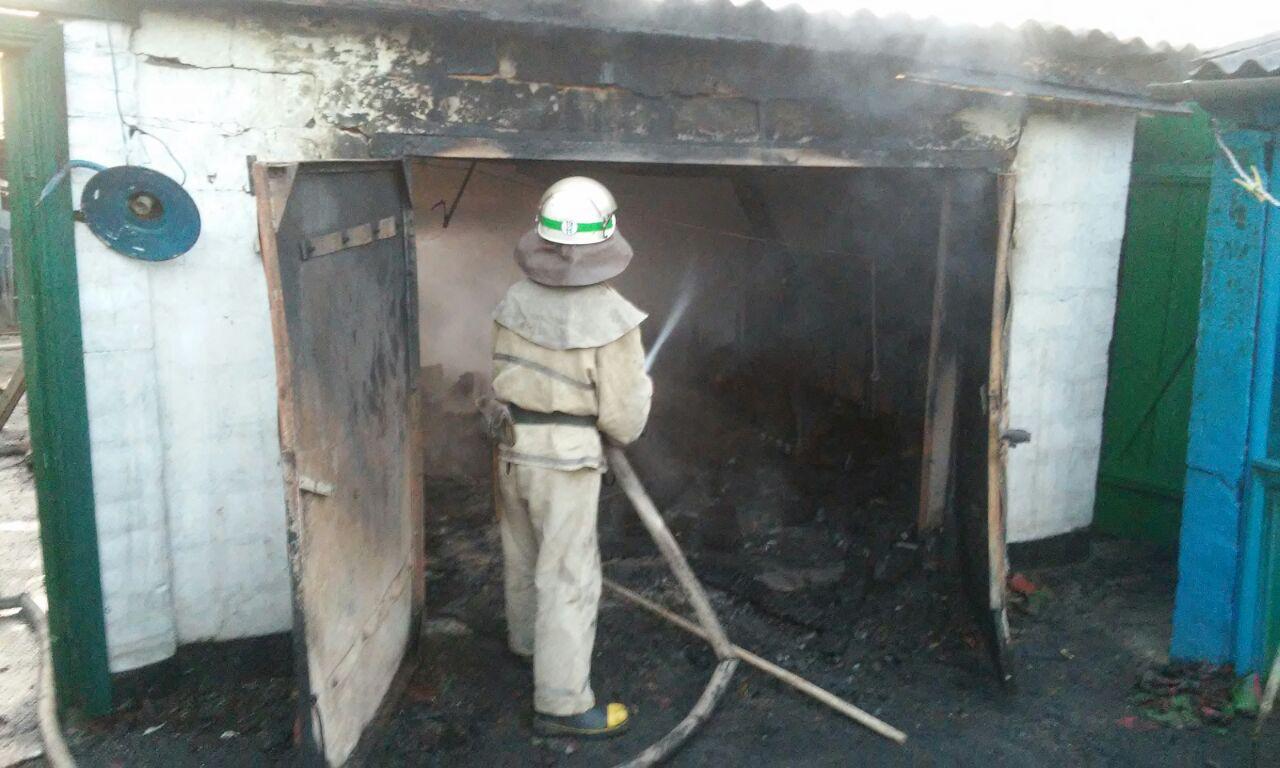 В Запорожской области сгорел гараж и пристройка: пожар тушили 4 спасателя - ФОТО