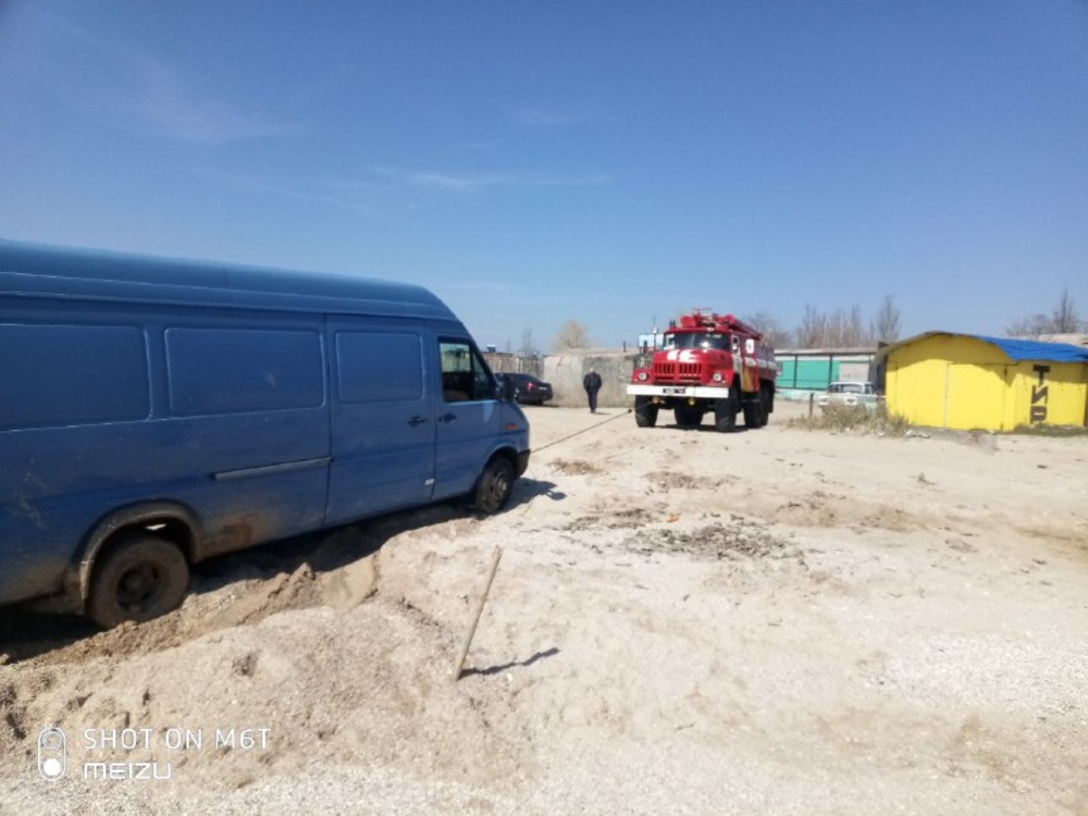 В Запорожской области микроавтобус застрял в песке на пляже - ФОТО