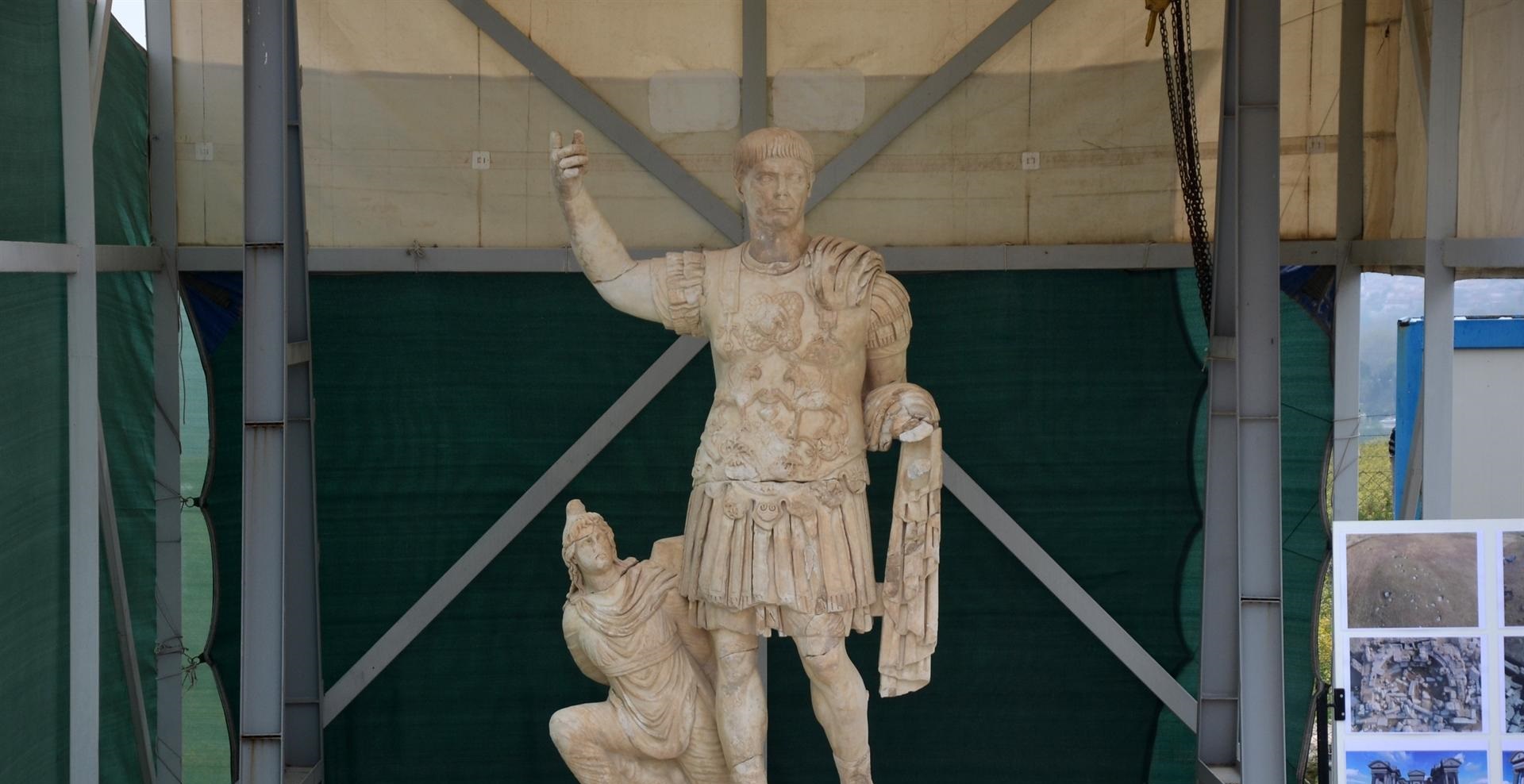Археологи нашли гигантскую статую римского императора - ФОТО