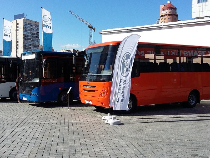 Запорожский автозавод представил на выставке новый пригородный автобус - ФОТО