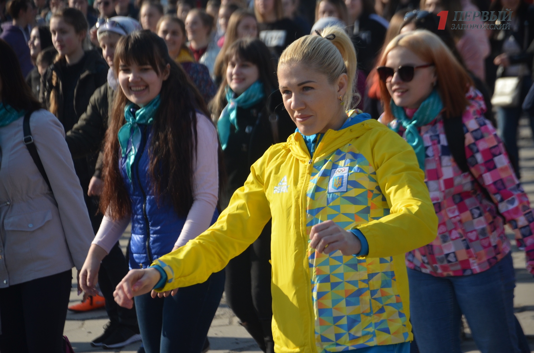 В Запорожье студенты, спортсмены и чиновники провели масштабную утреннюю зарядку под музыку - ФОТО