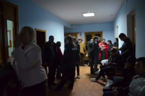 Бегут сдаваться: в Запорожье представители комиссий столпились в очереди с мешками бюллетеней – ФОТО