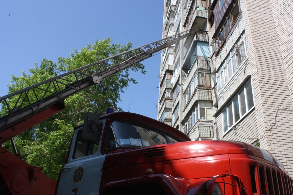 В Запорожье на Бабурке произошел пожар в многоэтажке: есть погибший - ФОТО