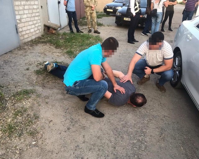 В Запорожской области полицейского задержали за вымогательство и получение 10 тысяч долларов взятки - ФОТО