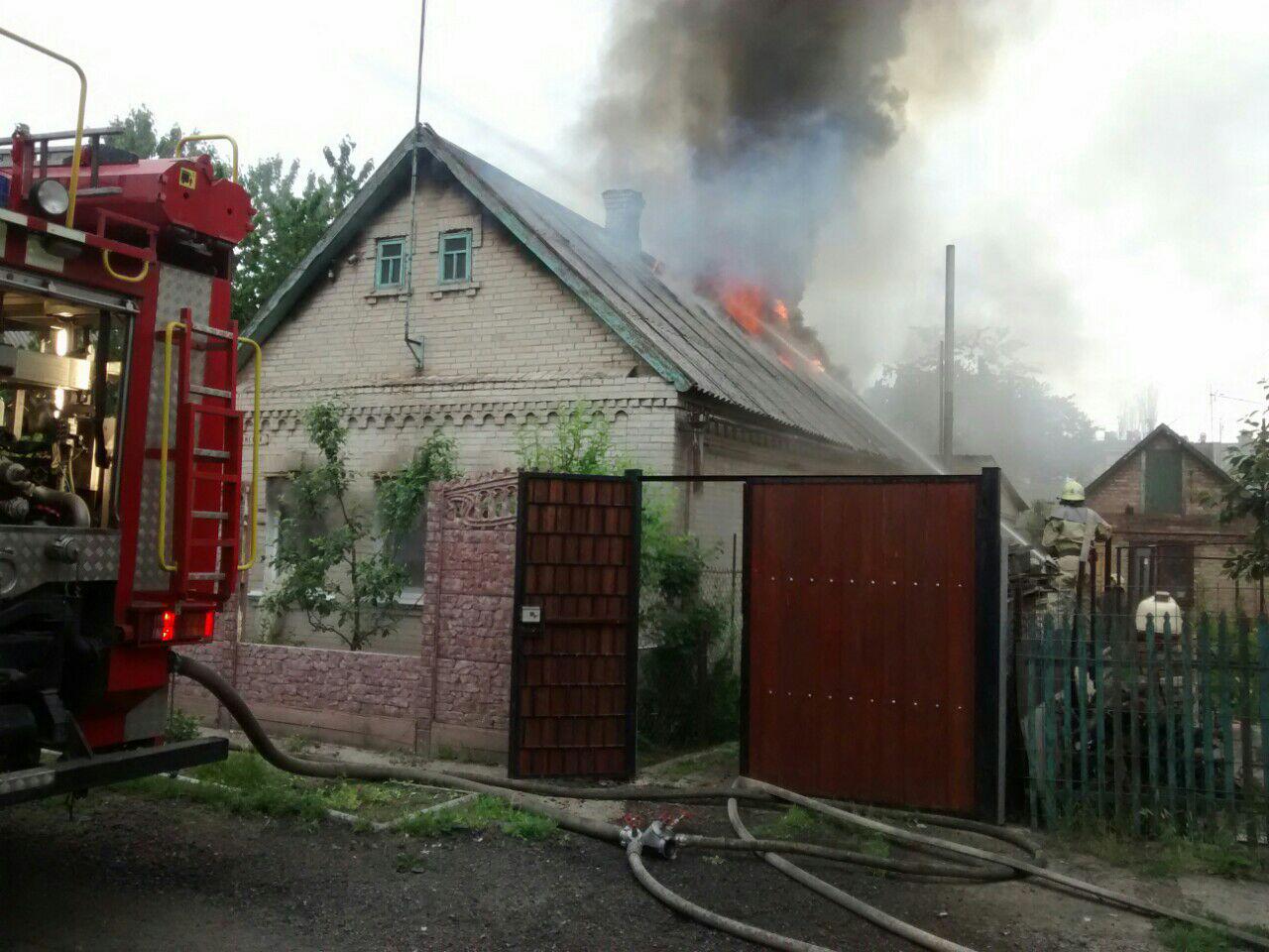 В Шевченковском районе Запорожья горел жилой дом: пострадавшего доставили в больницу - ФОТО