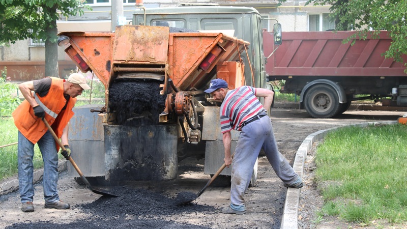 В Хортицком районе Запорожья ведется ремонт внутриквартальных дорог - ФОТО