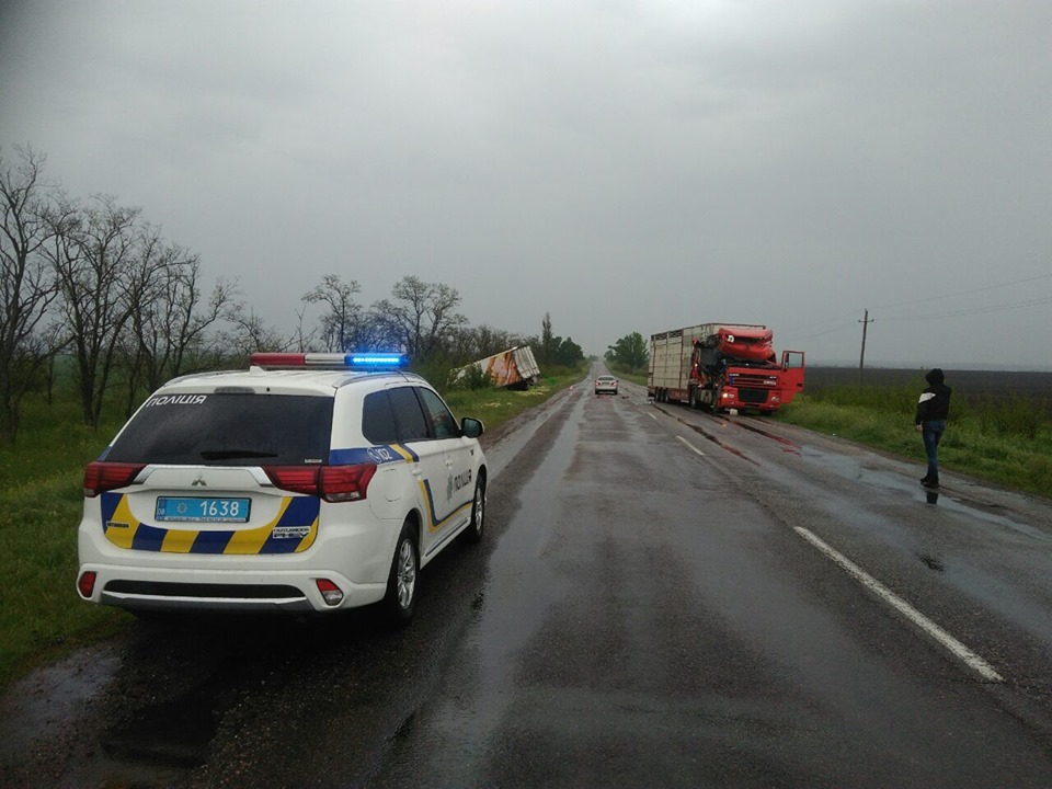 На запорожской трассе фура врезалась в грузовик: есть пострадавшие - ФОТО, ВИДЕО