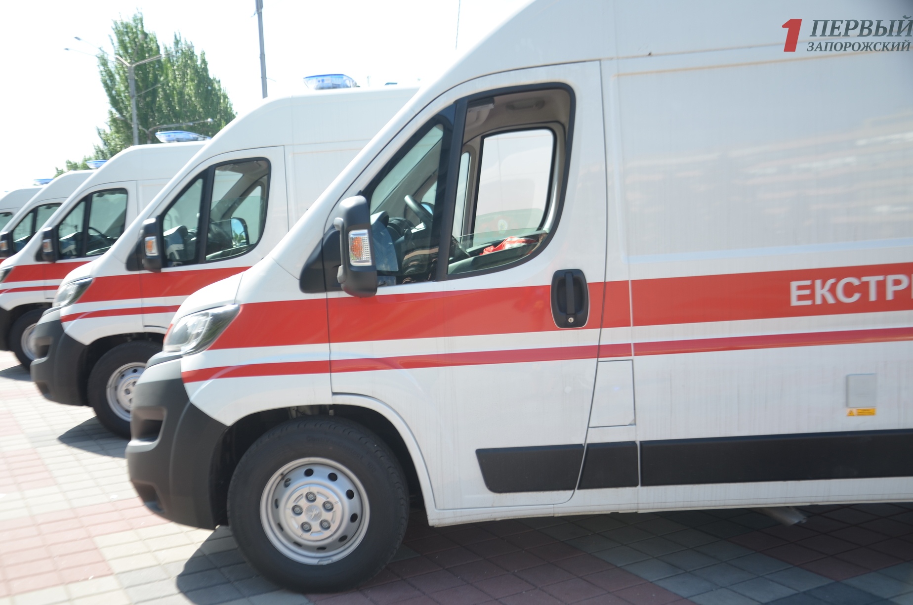 В Запорожье медикам торжественно передали шесть автомобилей скорой помощи – ФОТО