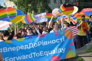 В Запорожье окольцованные правоохранителями представители ЛГБТ провели «Радужный флешмоб» и прошли 100 метров гордости – ФОТО, ВИДЕО