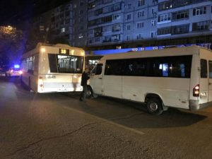 В Запорожье столкнулись большой автобус и маршрутка - ФОТО