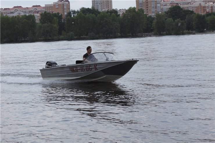 В Запорожье семья с ребенком застряла посередине Днепра из-за поломанного катера - ФОТО