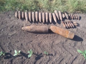 В Запорожской области в поле селяне обнаружили целый арсенал боеприпасов - ФОТО