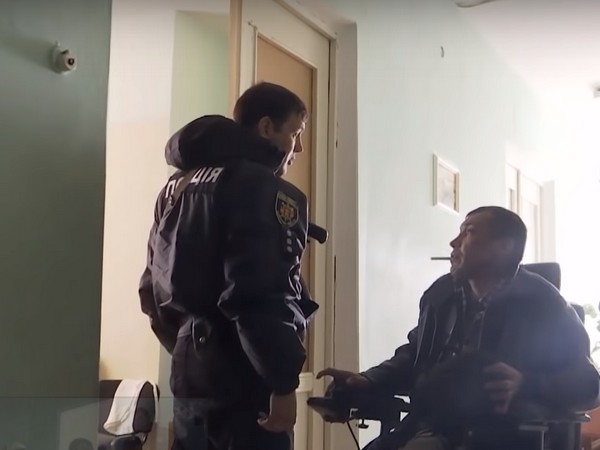 В Запорожской области бывший заключенный переехал на инвалидной коляске пациента дома престарелых