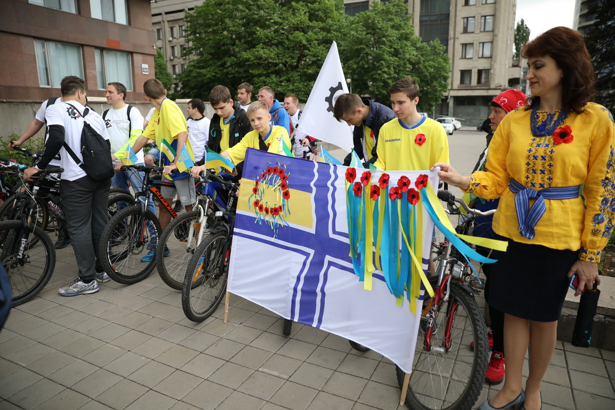В Запорожье около 200 человек приняли участие в велоэстафете ко Дню Победы - ФОТО