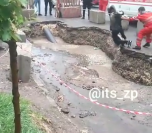В Запорожье сотрудник «скорой помощи» толкнул мужчину в яму с водой - ВИДЕО