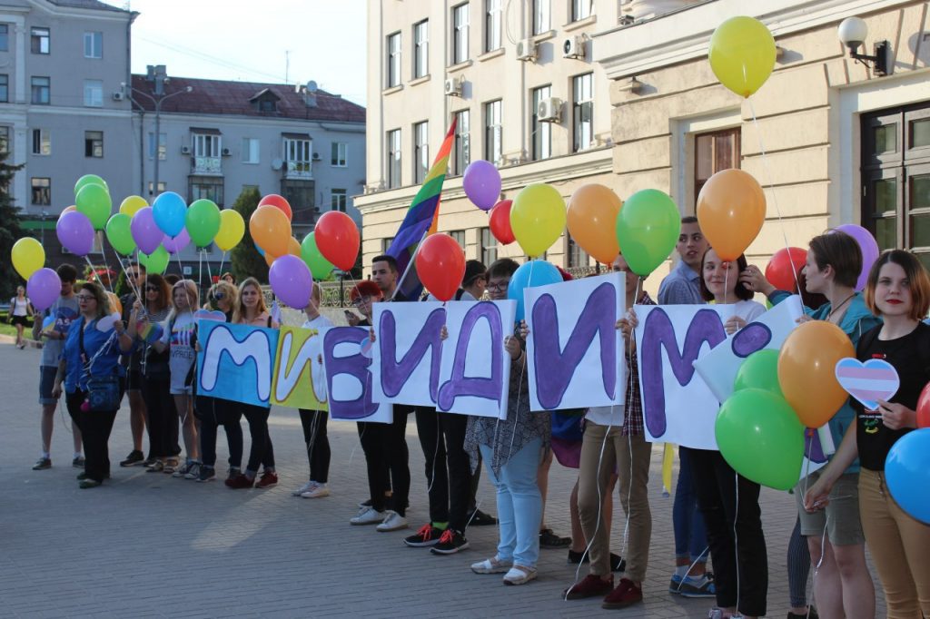 В Запорожье религиозные активисты «подвинули» ЛГБТ с акцией «Радужный флешмоб»