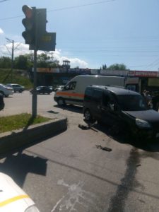 В Запорожье две легковушки столкнулись на Тюленина: есть пострадавшие - ФОТО