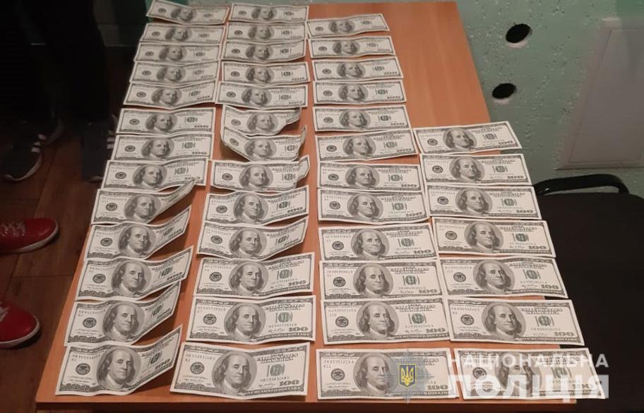Запорожские правоохранители задержали двоих наркоторговцев с чужим паспортом и пачкой долларов - ФОТО, ВИДЕО