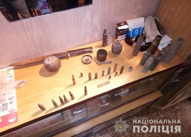 Житель Запорожья складировал в своей квартире гранаты и патроны - ФОТО