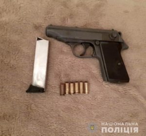 Житель Запорожской области нашел на обочине дороги ружье и решил оставить его себе - ФОТО