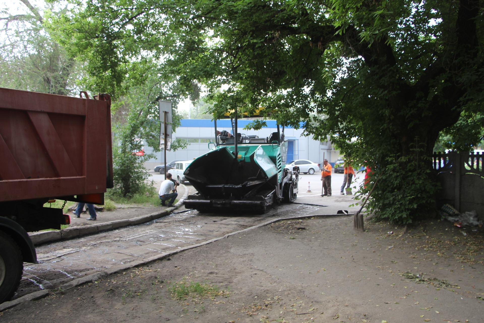 В Днепровском районе Запорожья ведется ремонт внутриквартальных дорог – ФОТО
