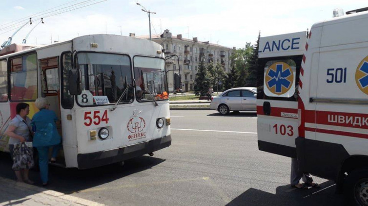 В Запорожье водитель троллейбуса потерял сознание за рулем – ФОТО