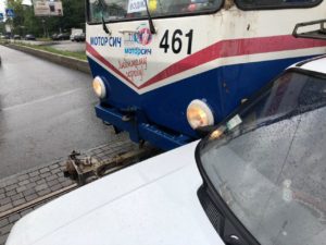 В Запорожье столкнулись легковушка и трамвай - ФОТО