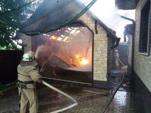 В Запорожской области сгорела пристройка к дому: пожар тушили несколько часов