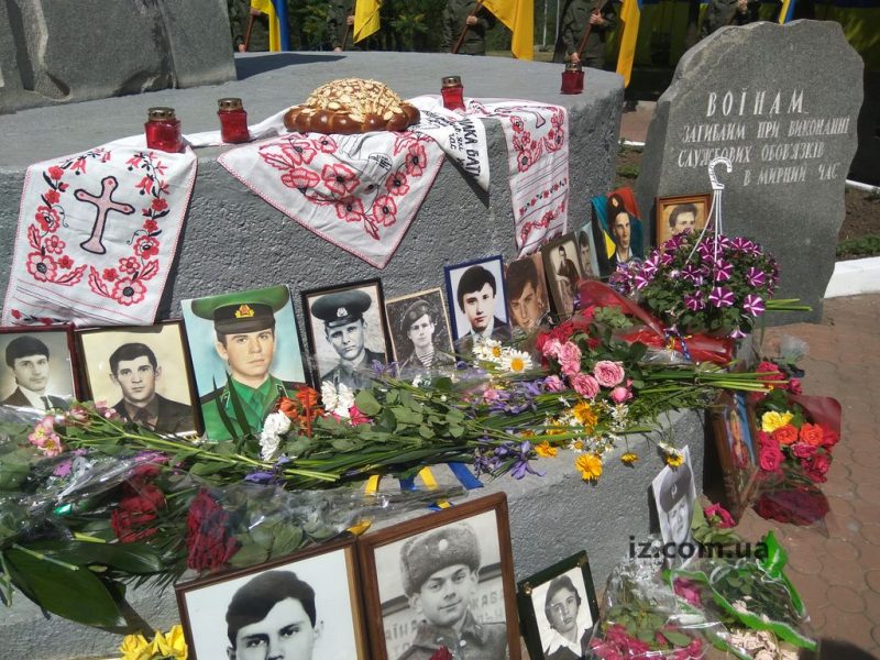 В Запорожье состоялся митинг-реквием памяти военнослужащих, погибших в мирное время - ФОТО