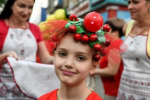 Праздничное шествие, множество вкусностей и фотозон: в Запорожской области провели фруктовый фестиваль «Черешнево» - ФОТО