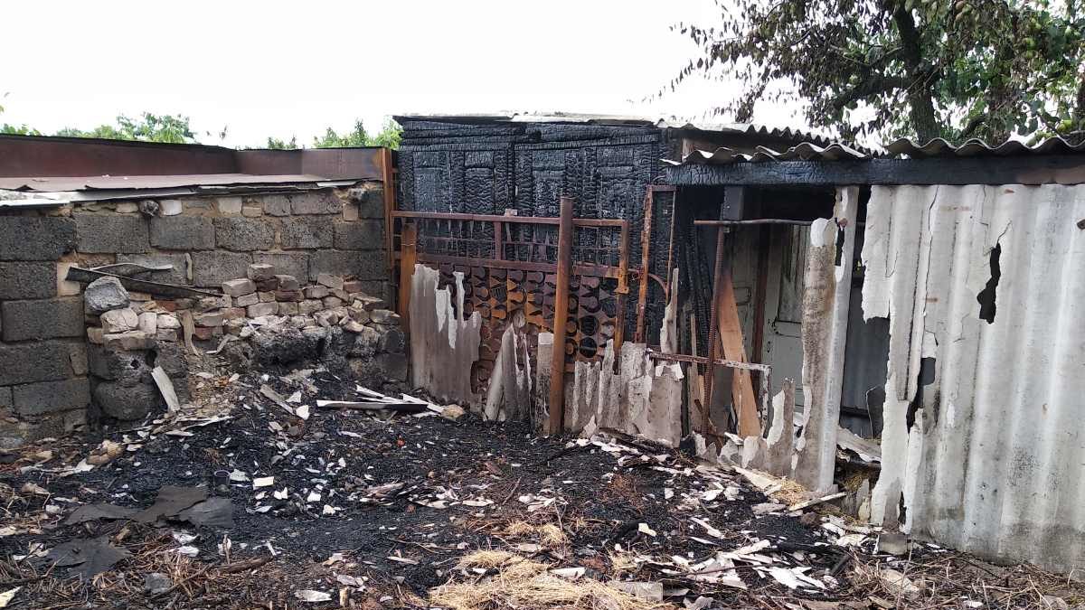 У Запорізькій області гасили пожежу на території приватного будинку – ФОТО