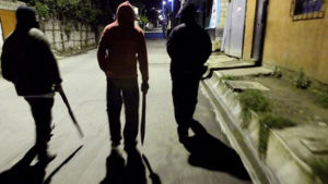 В Запорожье два парня избили на улице мужчину