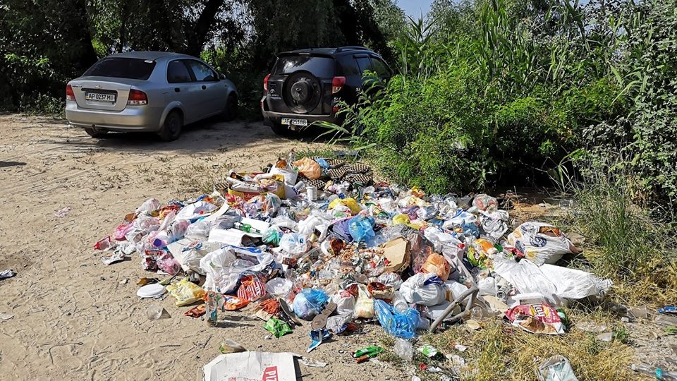 У Запоріжжі один з малих пляжів «потопає» у смітті - ФОТО