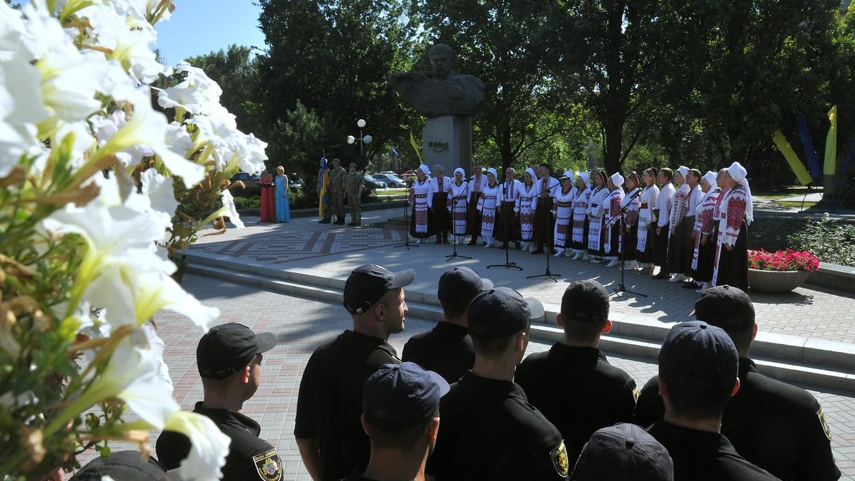 У Запоріжжі до Дня Конституції відбувся мітинг біля пам'ятника Шевченку - ФОТО