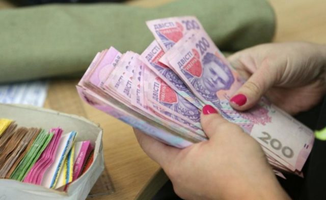 Запорожская область находится в лидерах по уровню заработных плат: кто из жителей получает больше денег