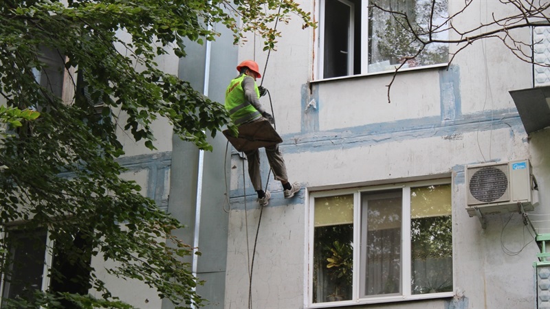 У Дніпровському районі Запоріжжя ремонтують фасади багатоповерхівок - ФОТО
