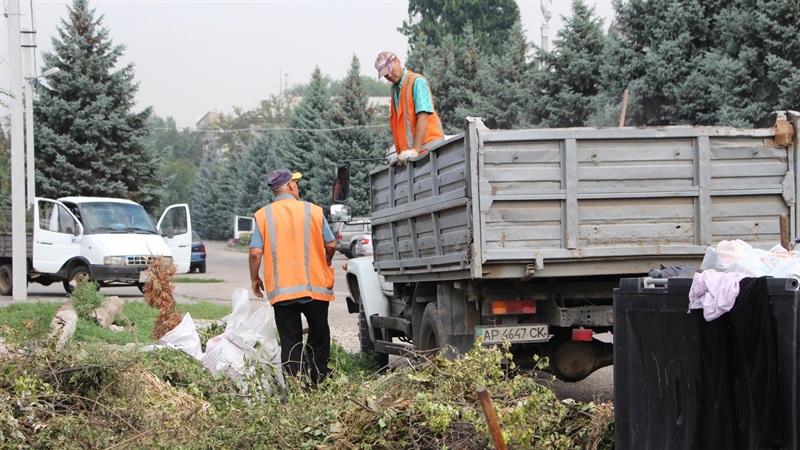 В Александровском районе Запорожья в очередной раз убрали стихийную свалку - ФОТО