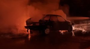 В Запорожье во дворе многоэтажки сгорела легковушка - ФОТО