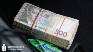 Двох запорізьких поліцейських затримали на хабарі в 10 тисяч доларів – ФОТО 