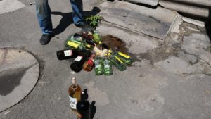 У Запоріжжі вилили в каналізацію партію елітного алкоголю на 200 тисяч гривень - ФОТО, ВІДЕО