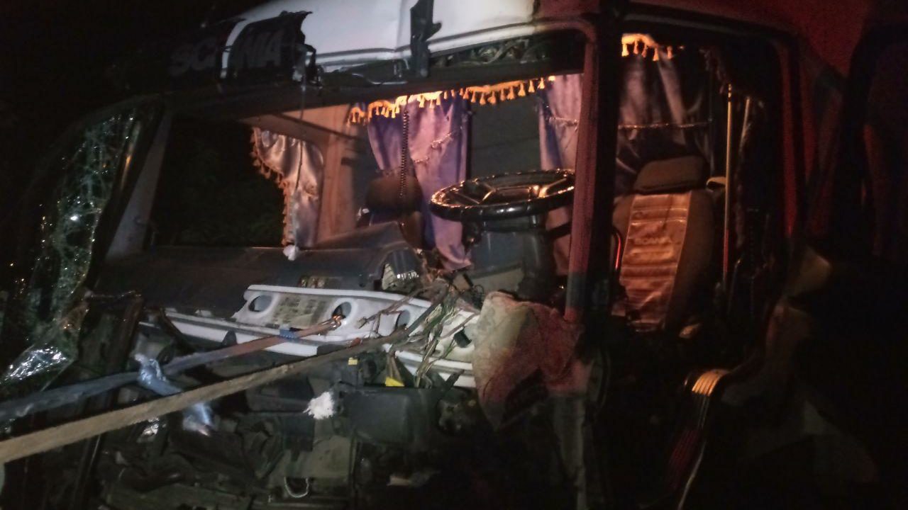 В Запорожской области на трассе столкнулись две фуры: спасатели извлекли водителя из покореженной кабины – ФОТО