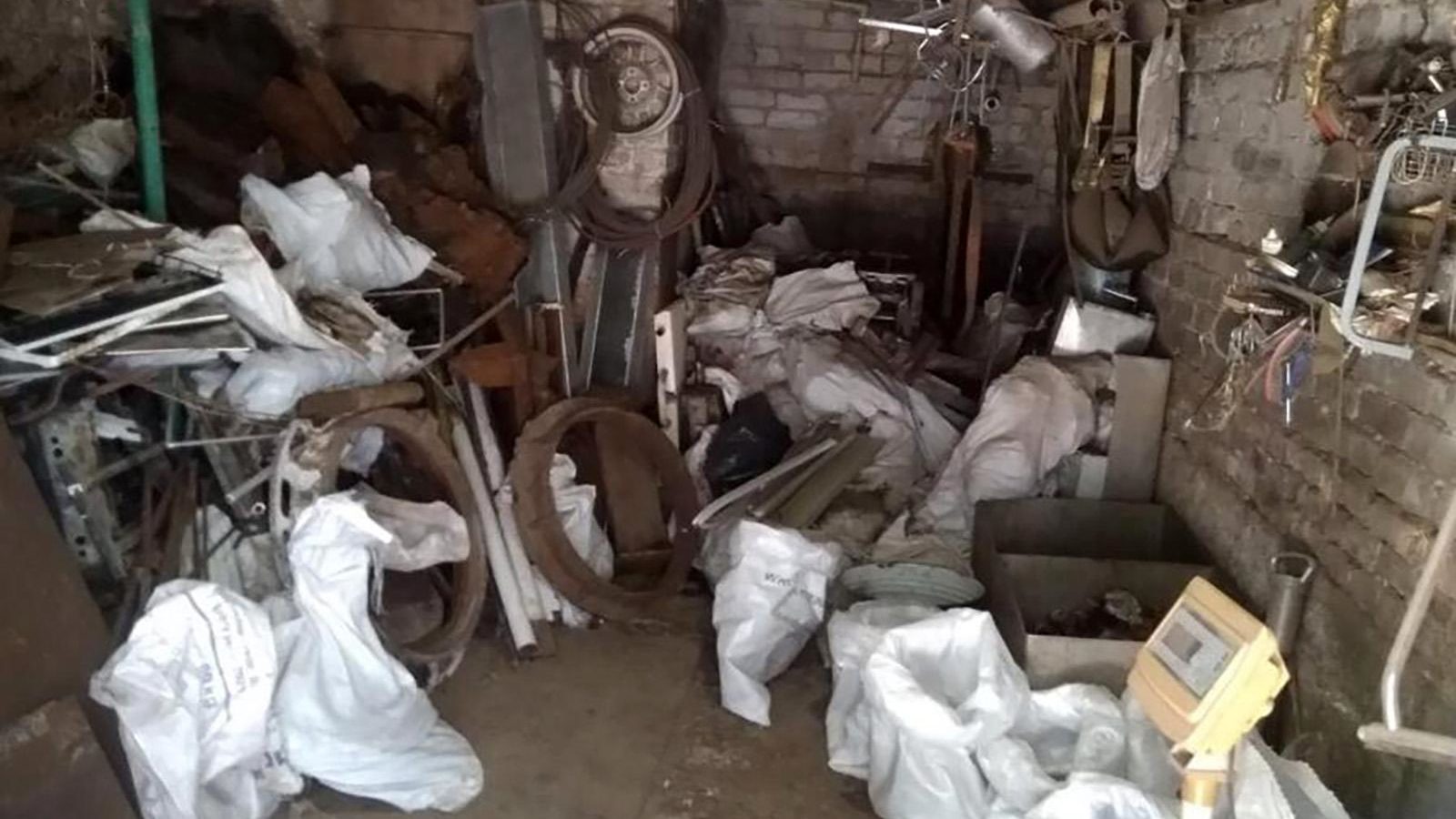 Житель Запоріжжя організував вдома незаконний пункт прийому металобрухту та алкоцех - ФОТО, ВІДЕО