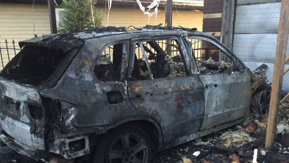 В Запорожье на Бабурке в результате пожара дома и гаража сгорел дотла автомобиль BMW X5