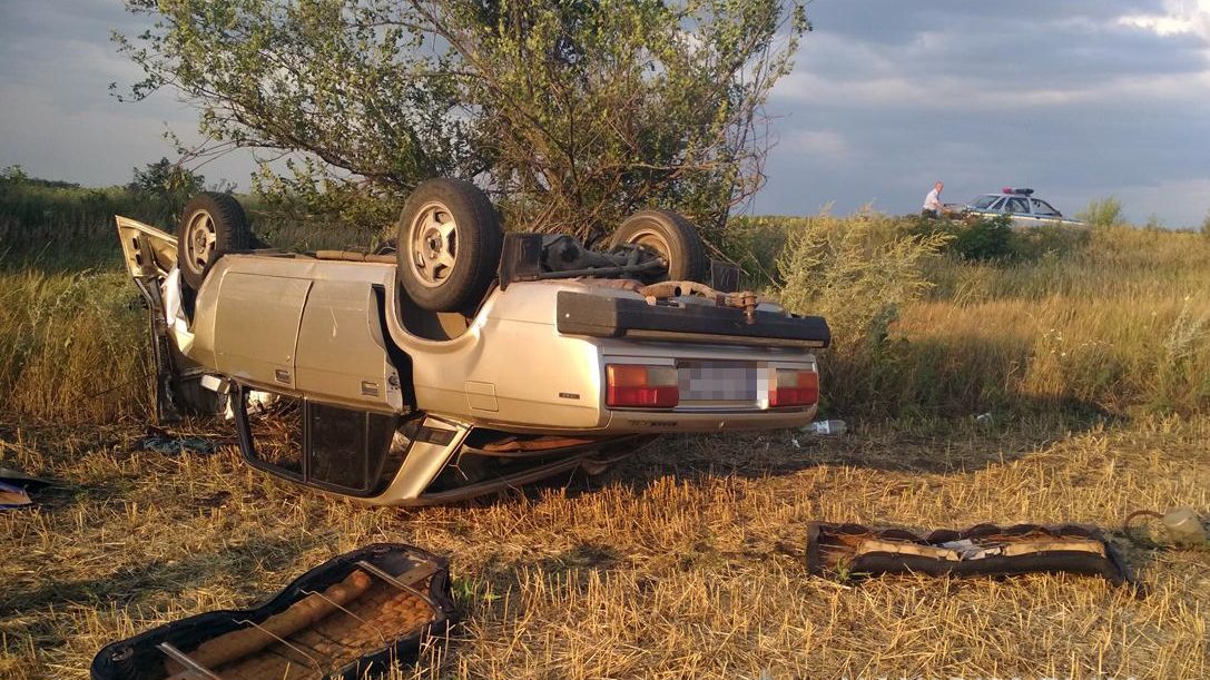 На запорізькій трасі перекинувся легковий автомобіль: загинув водій - ФОТО