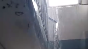 У Запоріжжі затопило під'їзд багатоповерхівки в результаті сильної зливи - ФОТО