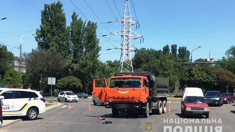 В Запорожье КАМАЗ насмерть сбил пешехода на дороге – ФОТО