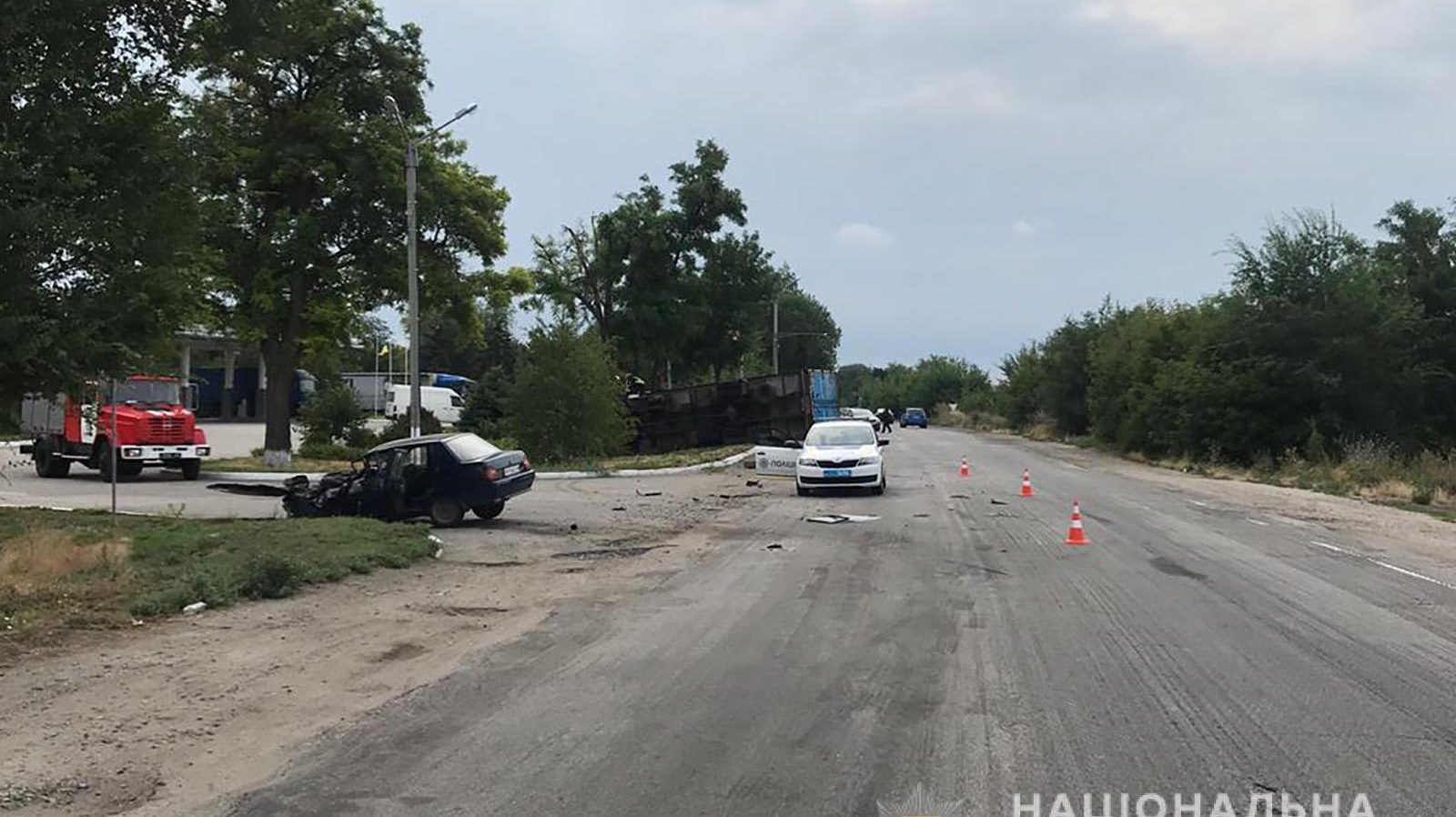 На Запорожской трассе грузовик столкнулся с легковушкой и перевернулся: водитель погиб - ФОТО
