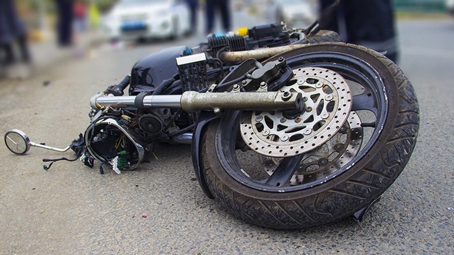 В Запорожье автоледи на «Хонде» сбила на Хортице мотоциклиста