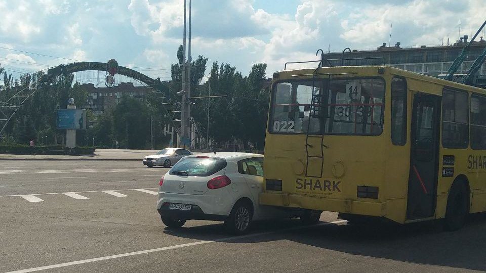 В Запорожье напротив ОГА троллейбус едва не «зацепил» легковушку, которую неудачно припарковали – ФОТО